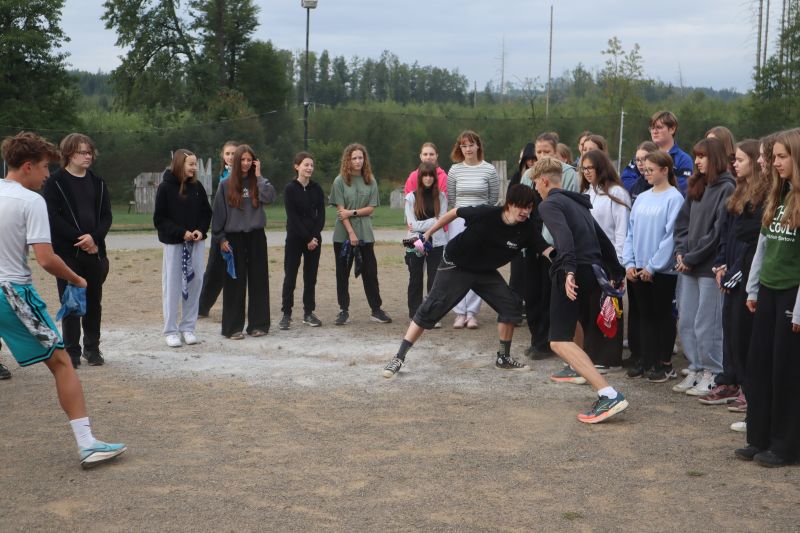 Studenti hrají hru s šátkem.