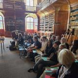 studenti v knihovně