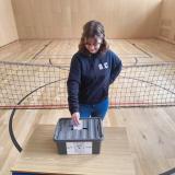 Studentka hází volební lístek do urny