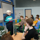 Profesor při diskuzi se studenty