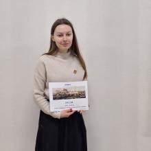 studentka s diplomem